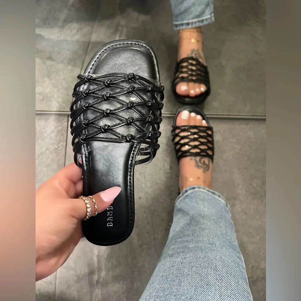 NEW! CASUAL BLACK SANDALS WITH KNOT SINGLE STRAP - Picture 2 of 2